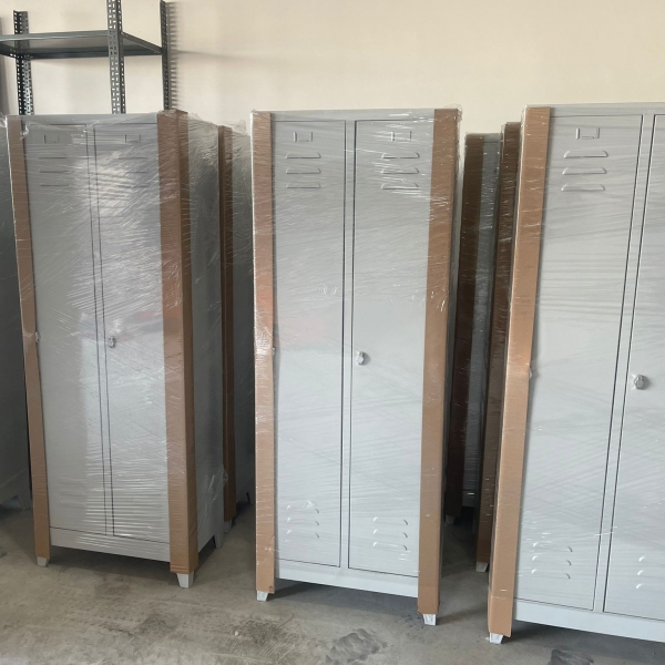 Metal soyunma dolabı ve kapakları